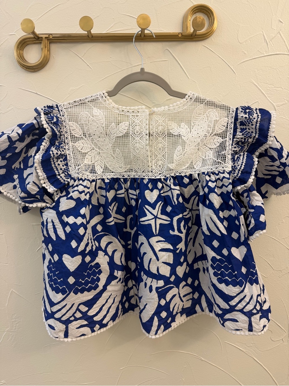 FARM RIO Navy Blue Jungle Scarf
Lace Ruffle Sleeve Blouse LIKE NEW